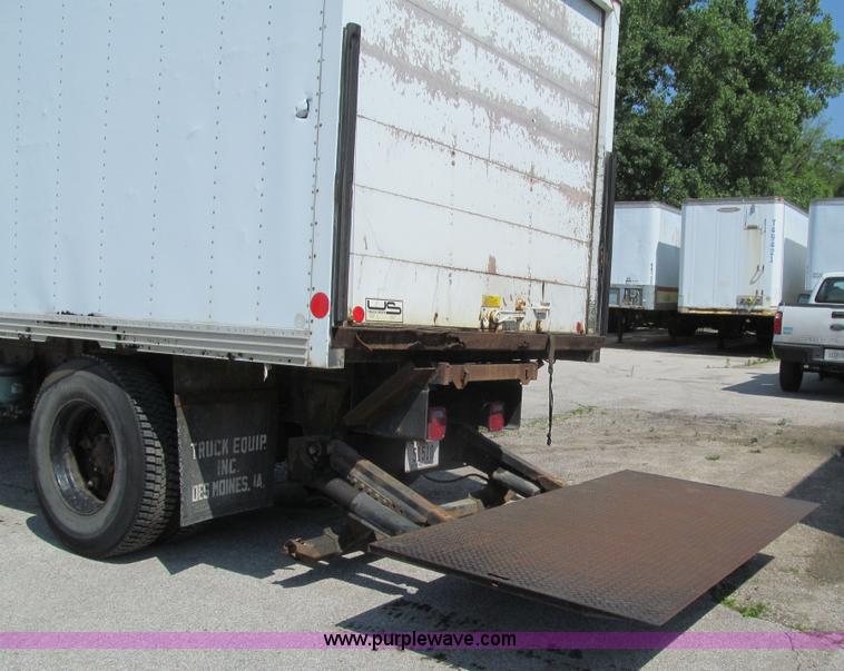 image for item K5666 1998 Ford F800 box truck