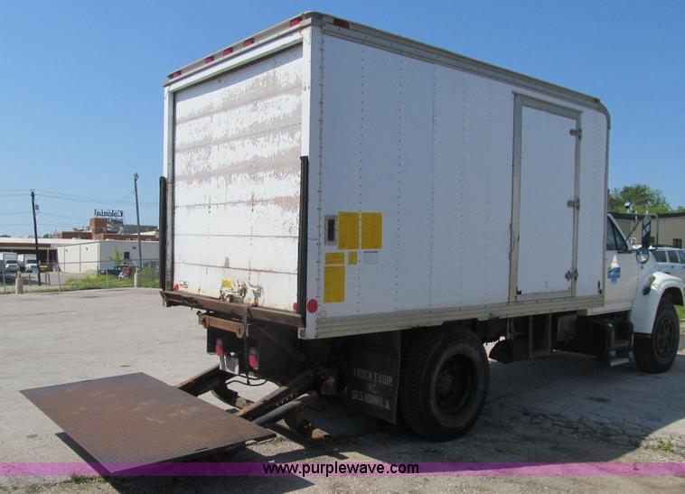 image for item K5666 1998 Ford F800 box truck