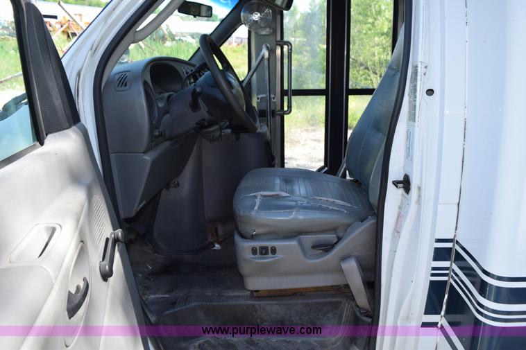 image for item K6000 2003 Ford Econoline E450 bus