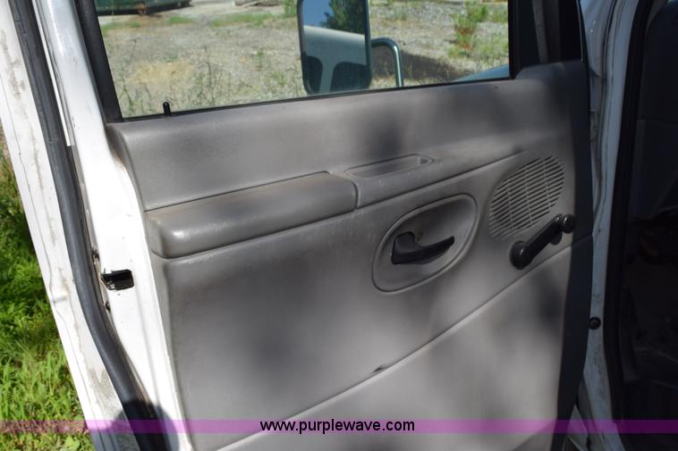 image for item K6000 2003 Ford Econoline E450 bus