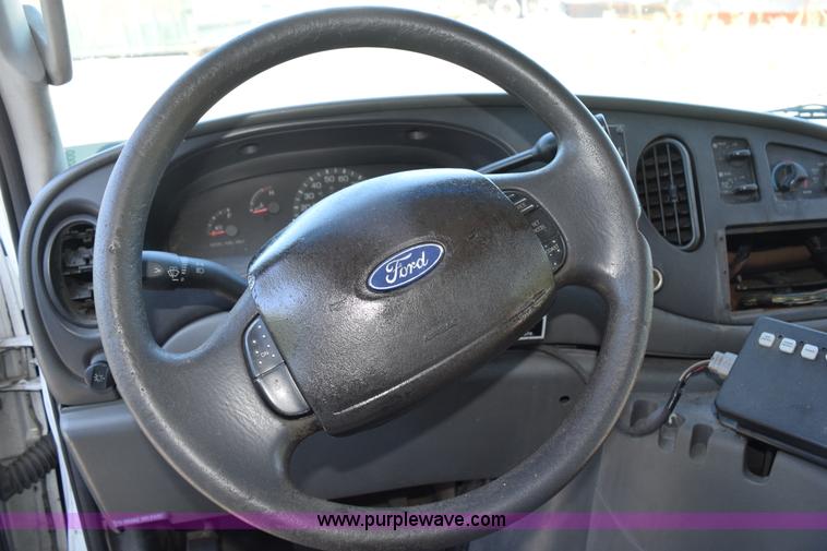 image for item K6000 2003 Ford Econoline E450 bus