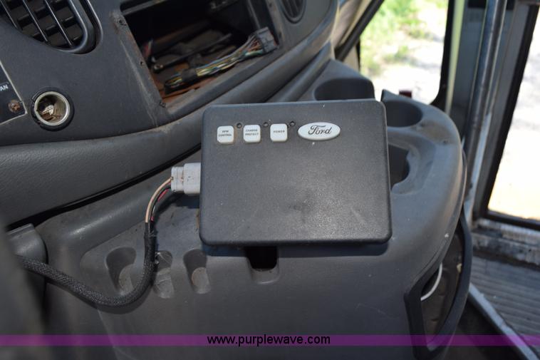 image for item K6000 2003 Ford Econoline E450 bus