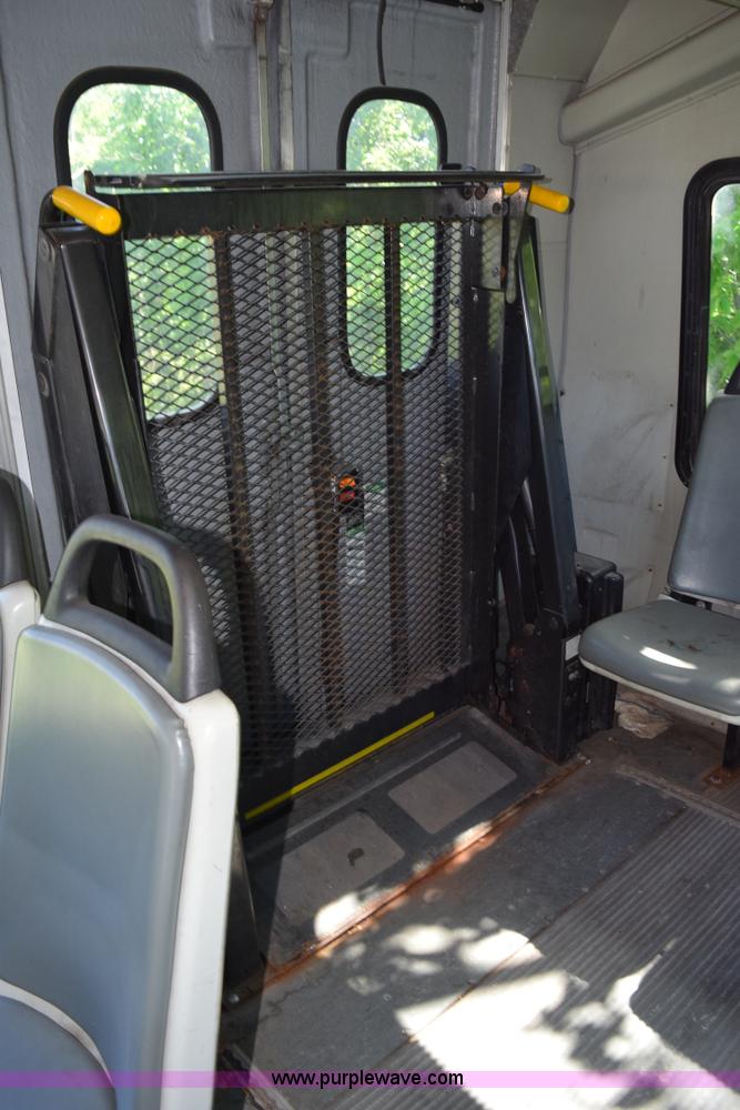 image for item K6000 2003 Ford Econoline E450 bus