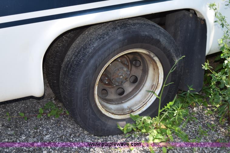 image for item K6000 2003 Ford Econoline E450 bus