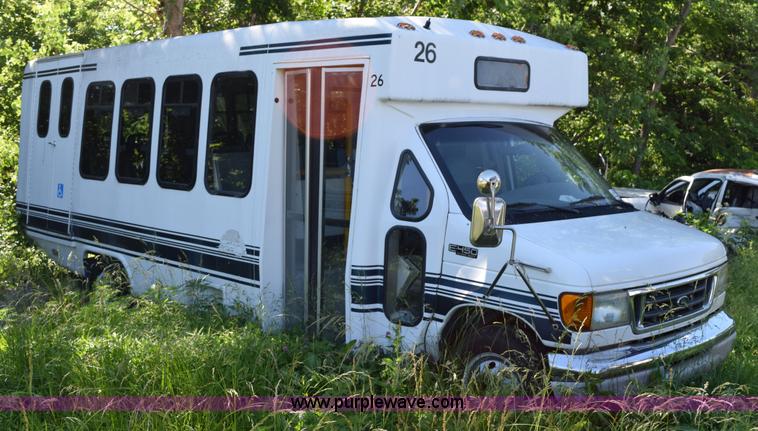image for item K6003 2003 Ford Econoline E450 bus