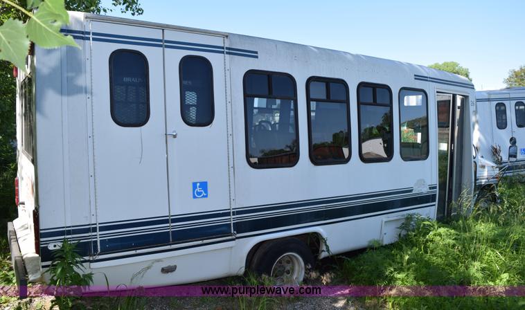 image for item K6003 2003 Ford Econoline E450 bus