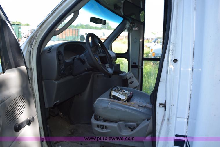 image for item K6003 2003 Ford Econoline E450 bus