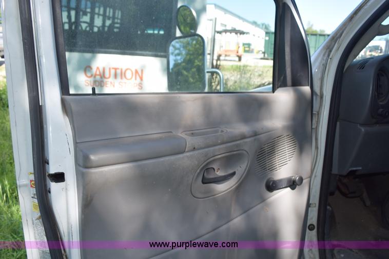 image for item K6003 2003 Ford Econoline E450 bus