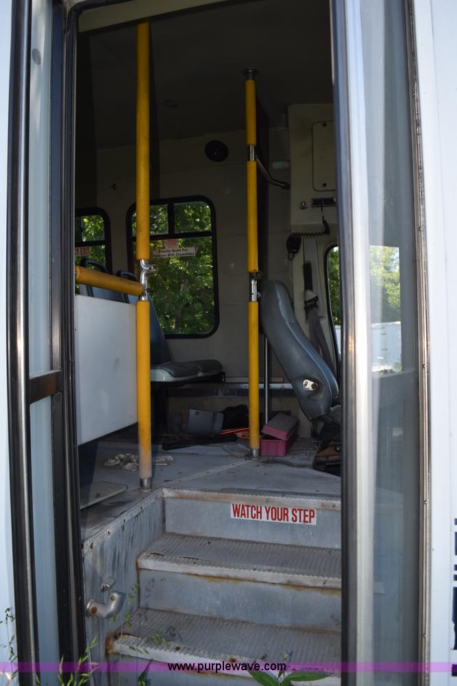 image for item K6003 2003 Ford Econoline E450 bus