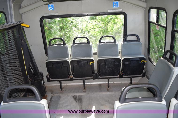 image for item K6003 2003 Ford Econoline E450 bus