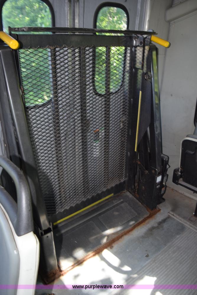 image for item K6003 2003 Ford Econoline E450 bus