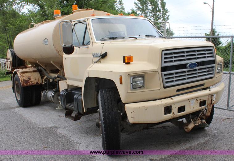image for item K6005 1994 Ford F800 tank truck