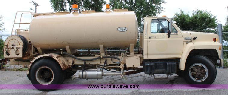 image for item K6005 1994 Ford F800 tank truck