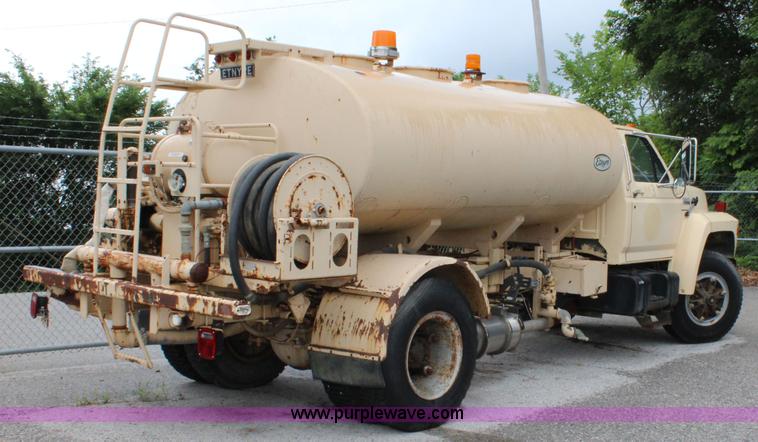 image for item K6005 1994 Ford F800 tank truck