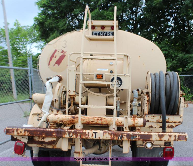 image for item K6005 1994 Ford F800 tank truck