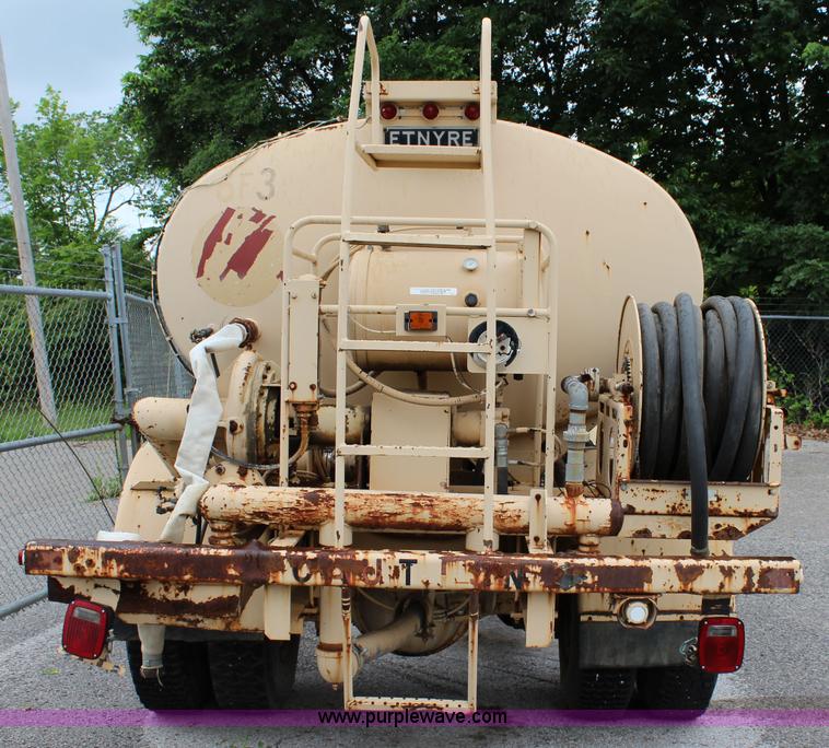 image for item K6005 1994 Ford F800 tank truck