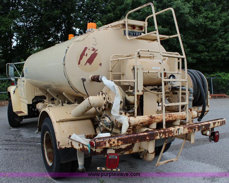 image for item K6005 1994 Ford F800 tank truck