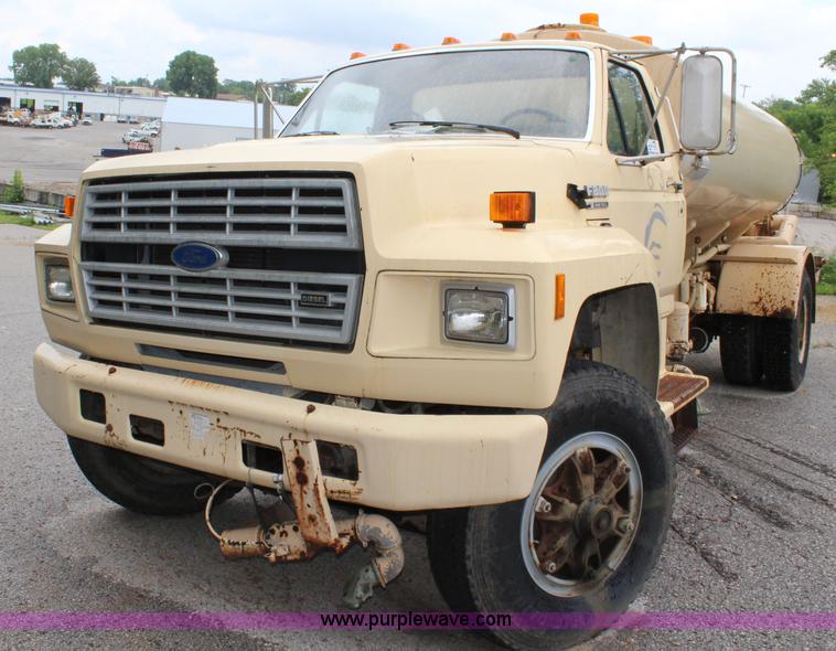 image for item K6005 1994 Ford F800 tank truck