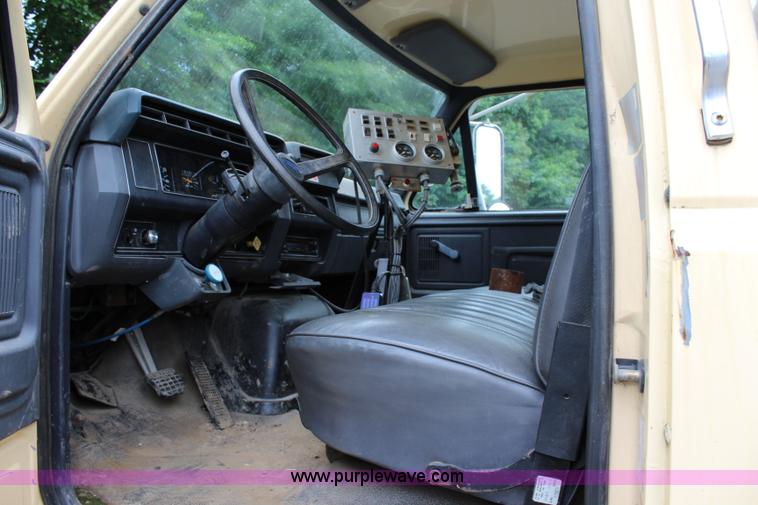 image for item K6005 1994 Ford F800 tank truck