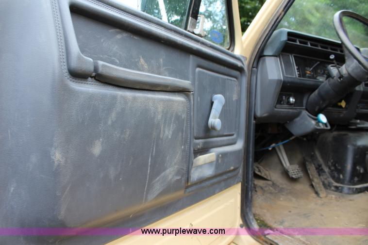 image for item K6005 1994 Ford F800 tank truck