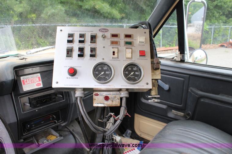 image for item K6005 1994 Ford F800 tank truck