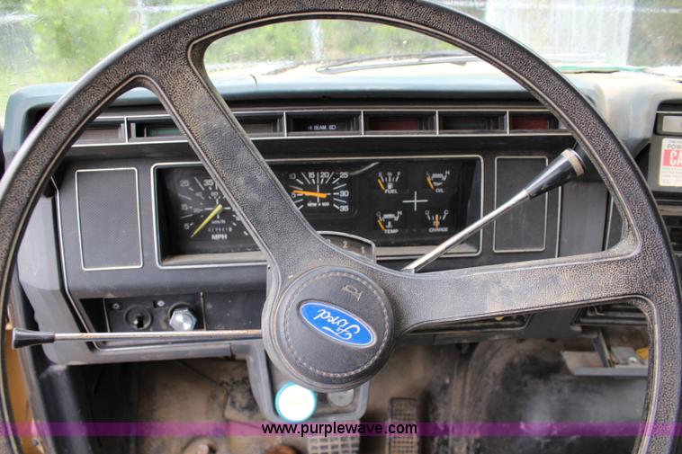 image for item K6005 1994 Ford F800 tank truck