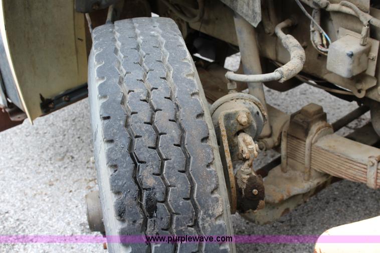 image for item K6005 1994 Ford F800 tank truck