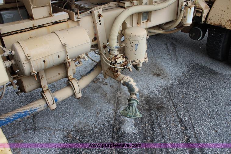 image for item K6005 1994 Ford F800 tank truck