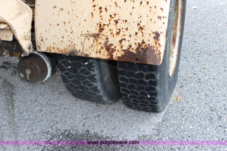 image for item K6005 1994 Ford F800 tank truck