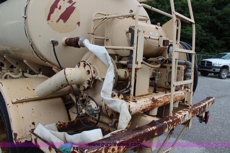 image for item K6005 1994 Ford F800 tank truck