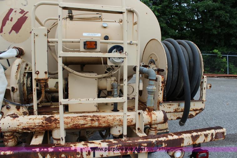 image for item K6005 1994 Ford F800 tank truck