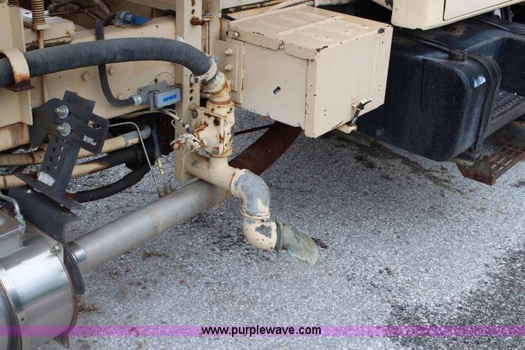 image for item K6005 1994 Ford F800 tank truck