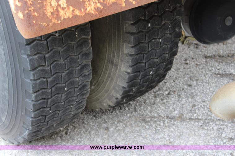 image for item K6005 1994 Ford F800 tank truck