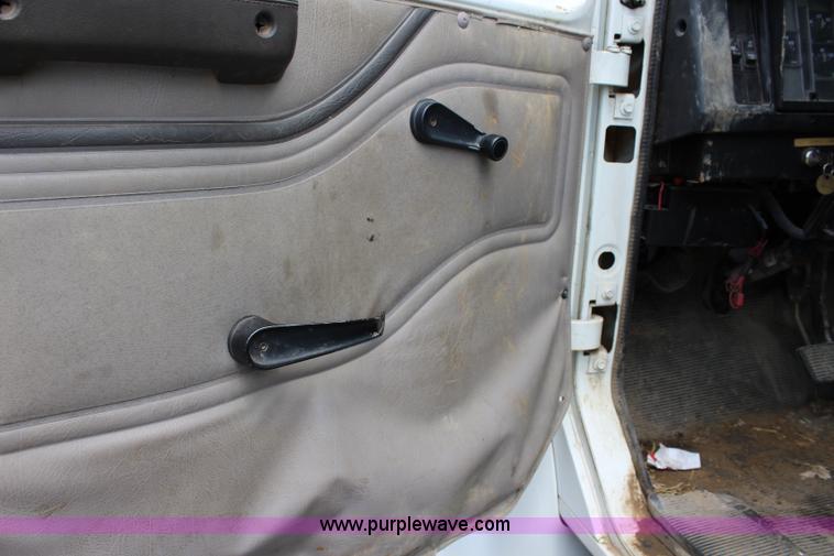 image for item K6011 2002 International 4700 service truck