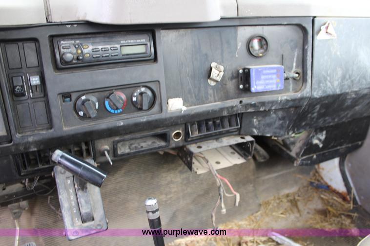 image for item K6011 2002 International 4700 service truck