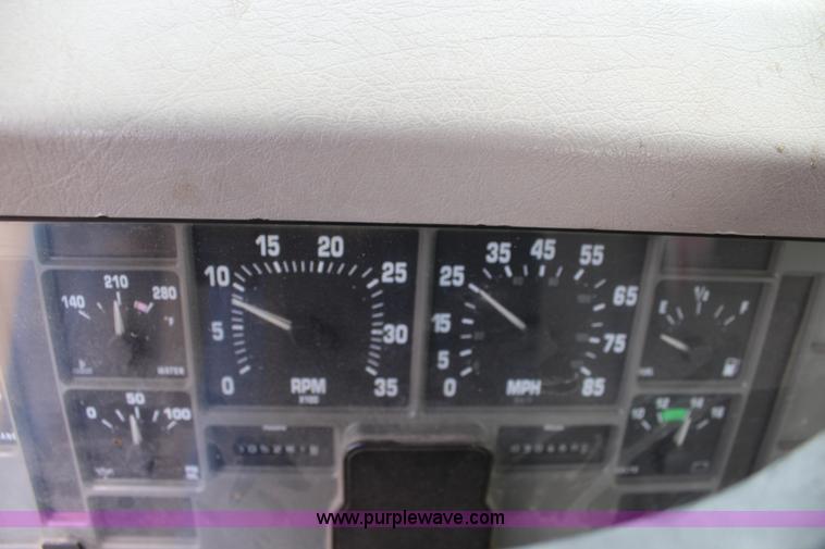 image for item K6011 2002 International 4700 service truck