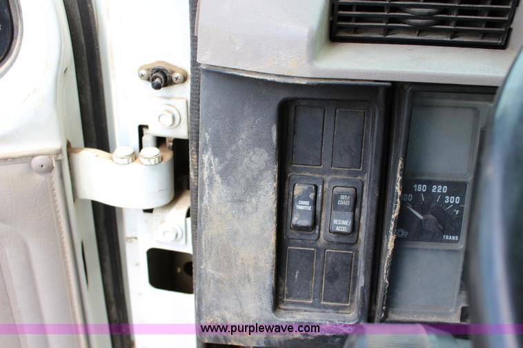 image for item K6011 2002 International 4700 service truck