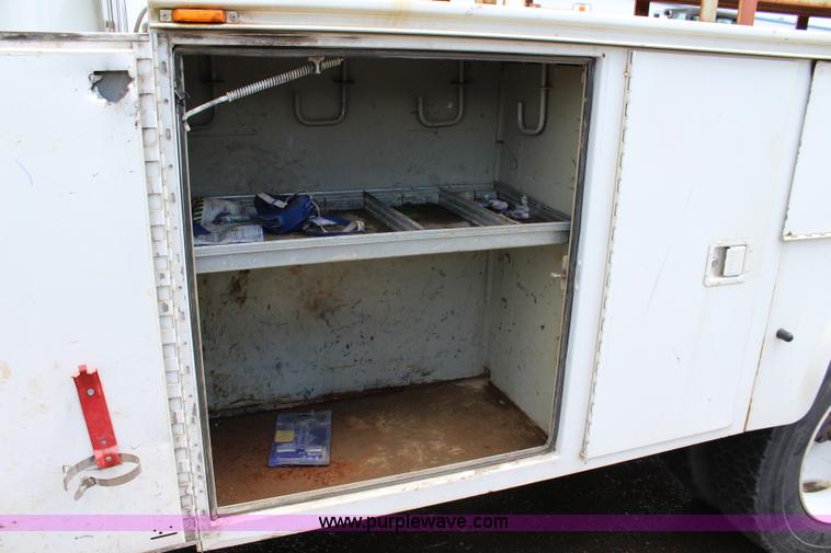 image for item K6011 2002 International 4700 service truck