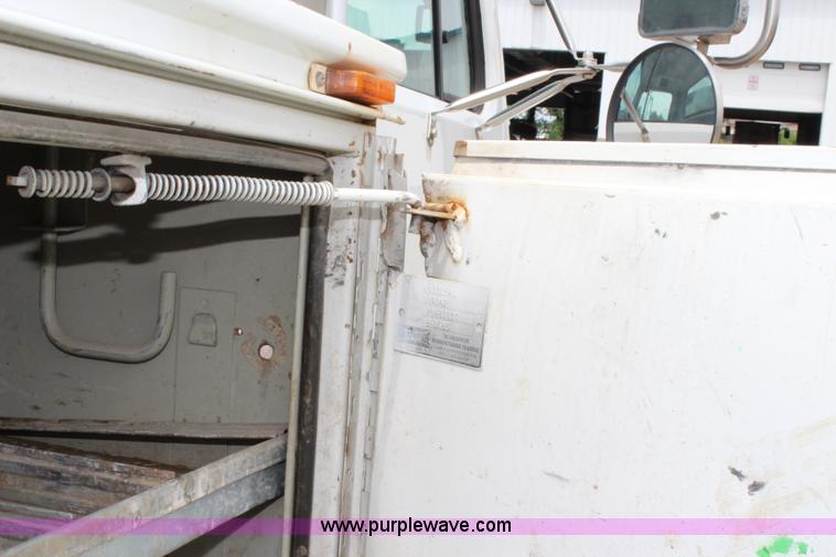 image for item K6011 2002 International 4700 service truck