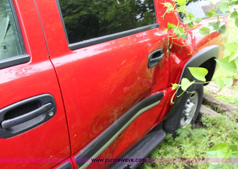 image for item K6932 2005 Chevrolet Suburban 2500 SUV