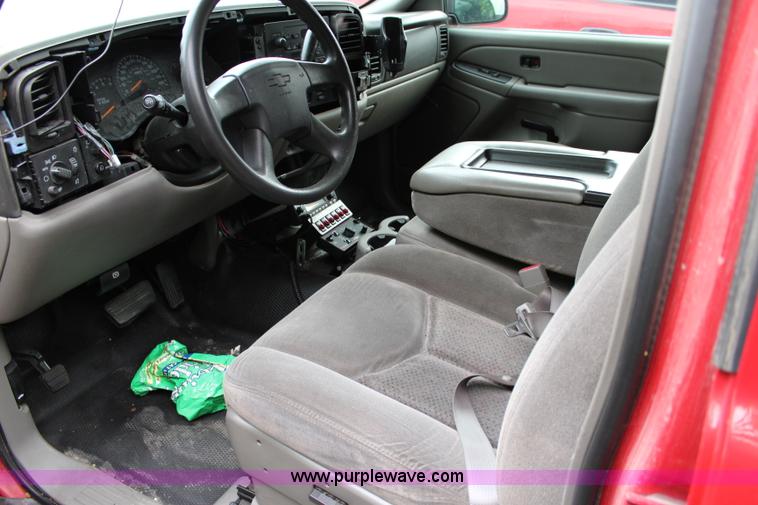 image for item K6932 2005 Chevrolet Suburban 2500 SUV