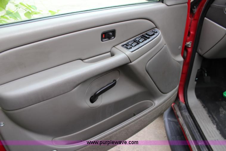 image for item K6932 2005 Chevrolet Suburban 2500 SUV