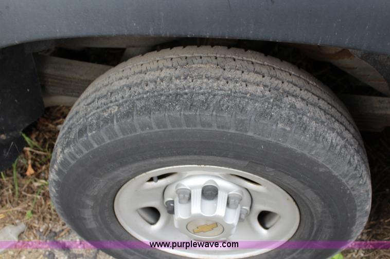 image for item K6932 2005 Chevrolet Suburban 2500 SUV