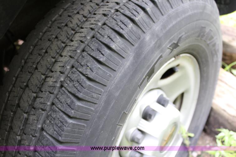 image for item K6932 2005 Chevrolet Suburban 2500 SUV