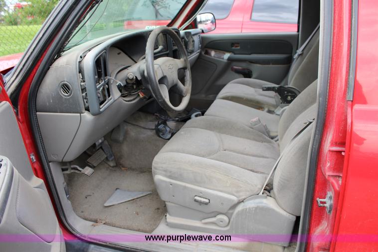 image for item K6933 2003 Chevrolet Suburban 2500 SUV