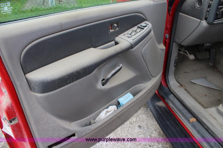 image for item K6933 2003 Chevrolet Suburban 2500 SUV