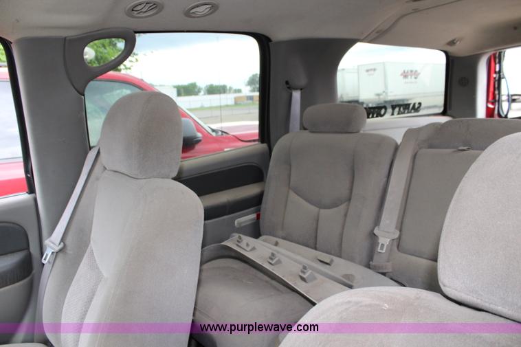 image for item K6933 2003 Chevrolet Suburban 2500 SUV