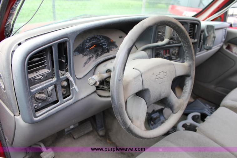 image for item K6933 2003 Chevrolet Suburban 2500 SUV