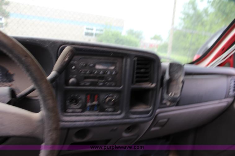 image for item K6933 2003 Chevrolet Suburban 2500 SUV
