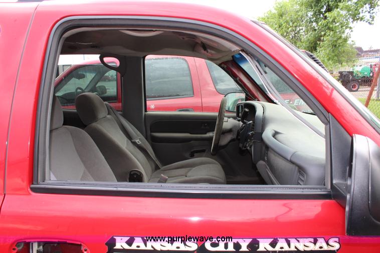 image for item K6933 2003 Chevrolet Suburban 2500 SUV